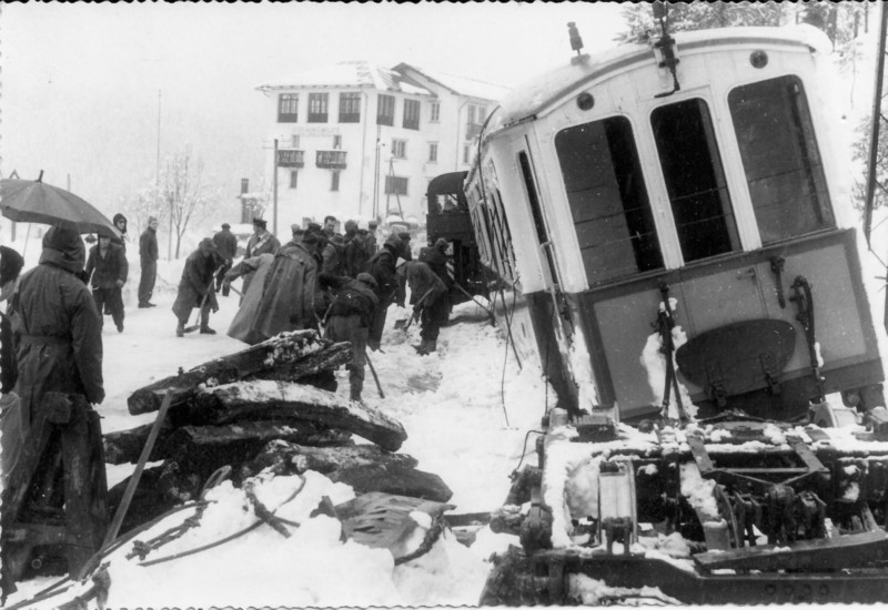 86b)  Un brutto incidente del Trenino delle Dolomiti (Calalzo-Cortina),  12 Marzo 1960, vi furono 2 morti e alcuni feriti gravi..jpg