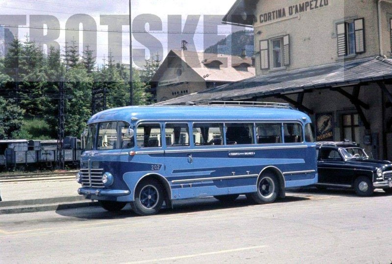 93) Il bus della Ferrovia Dolomiti! Credo sia un Leoncino OM carrozzato Menarini; fotografato alla stazione di Cortina nel 1961..jpg