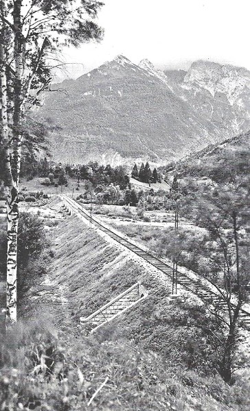 38 Terrapieno oltre il ponte sul torrente Rova in prossimità di Agordo.jpg