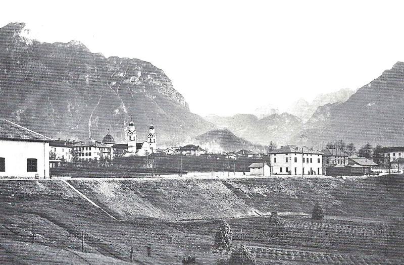 39 Agordo la stazione ferroviaria e chiesa arcipretale.jpg