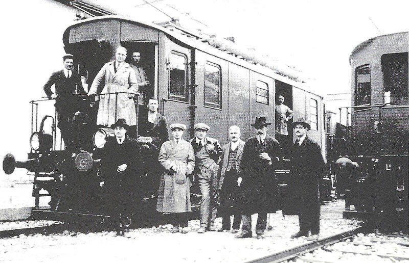 42 La stazione di Agordo con maestranze e autorità.jpg