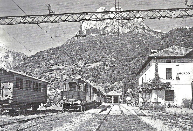 43 La stazione di Agordo col monte Framont.jpg