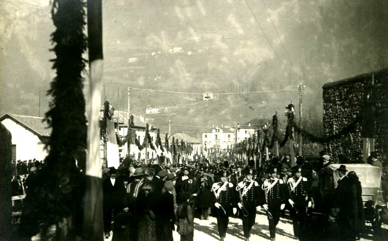 4c) Agordo -Inaugurazione della ferrovia Bribano-Agordo. Una grande festa popolare con la sfilata fino al BROI..jpg