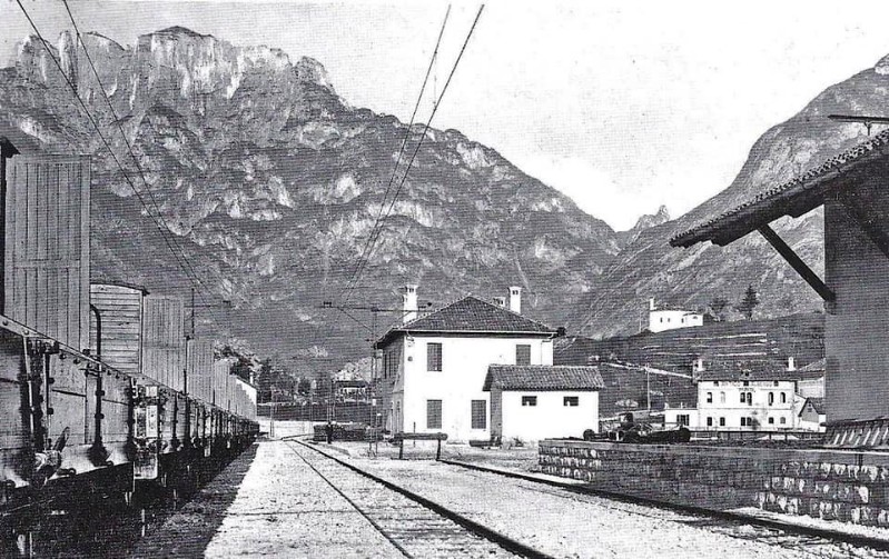 5c) Stazione di Agordo. Si vede il vecchio albergo Galassi, poi Fant,quando non aveva ancora la terrazza coperta..jpg