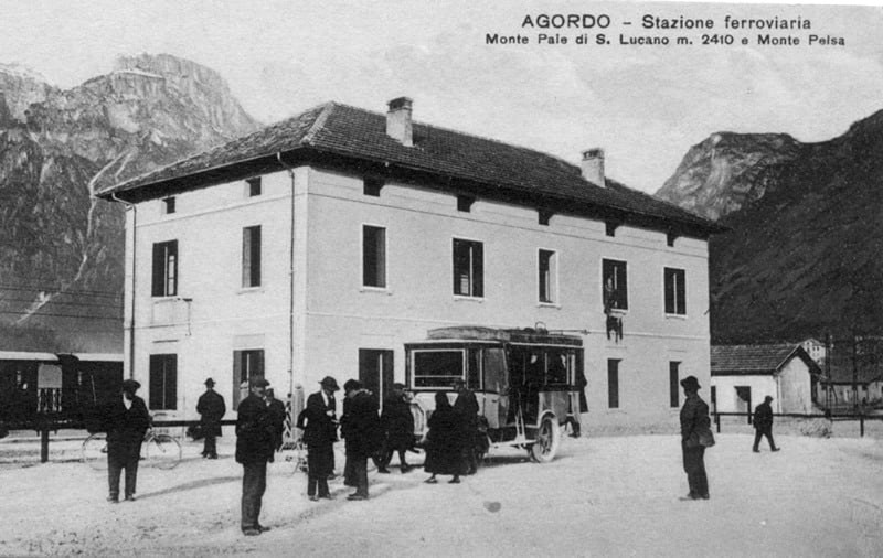 10) La stazione ferroviaria di AGORDO visto dalla strada, con le Pale di San Lucano (m. 2410) e monte Pelsa..jpg