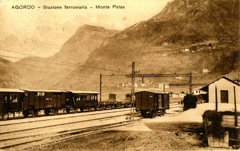 11b) Agordo - Stazione ferroviaria col monte Pelsa..jpg