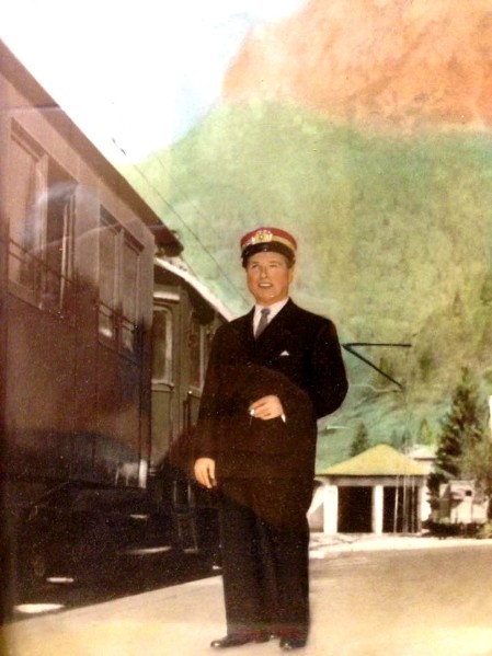 11d) Agordo - Stazione ferroviaria con il trenino diretto a Bribano. Saladino Umberto ultimo capostazione di Agordo 1956..jpg