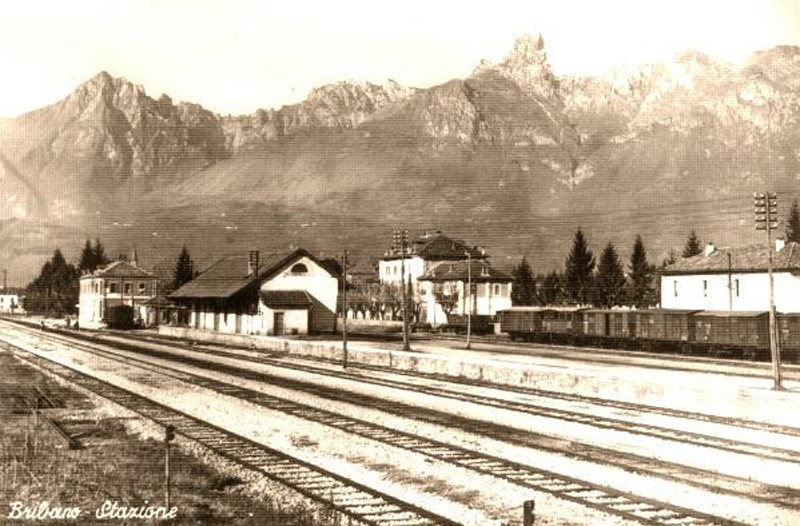 13a) - La stazione di Bribano (299 m.s.l.m.), in primo piano la linea. Treviso-Belluno, sullo sfondo il monte Pizzocco m. 2186, sulla ds raccordo SAIF.jpg