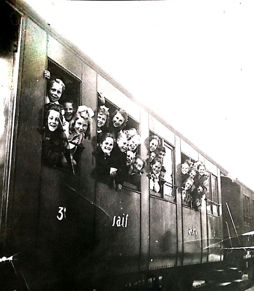 13b) Stazione di Bribano. Treno in partenza per Agordo. Sono i GNAS che vanno in sù....jpg