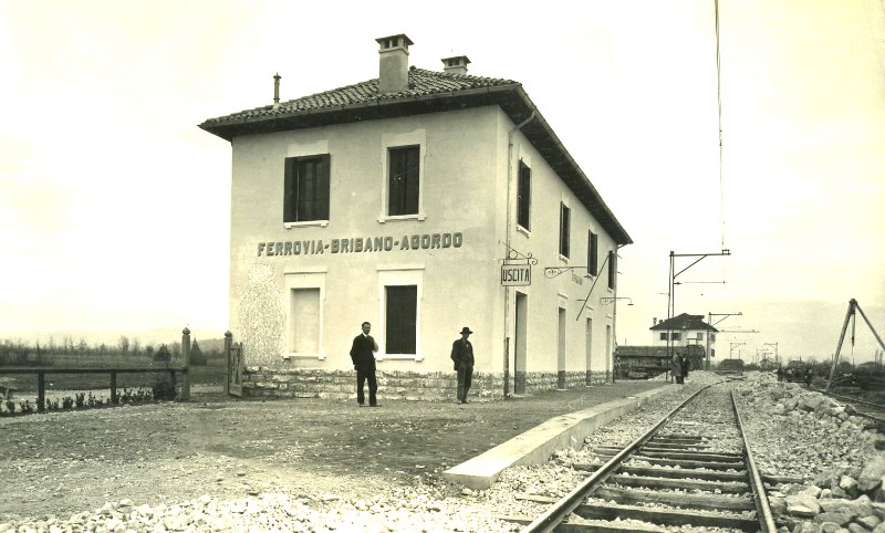 14) La stazione di Bribano (299 m.s.l.m.), in primo piano la linea. Treviso-Belluno, sulla destra si nota chiaramente il raccordo della SAIF. Anno 1925..jpg