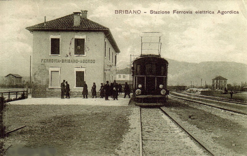 15) BRIBANO - Stazione ferroviaria elettrica, tutti a bordo, treno in partenza per AGORDO!.jpg