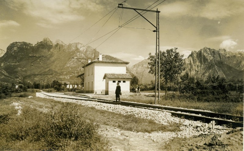 16a) -Dopo aver attraversato la vecchia strada nazionale per Belluno, odierna Statale 51, la ferrovia raggiungeva la stazione di SEDICO-LANDRIS (Km 2.5 – 331 slm. anno 1925..jpg