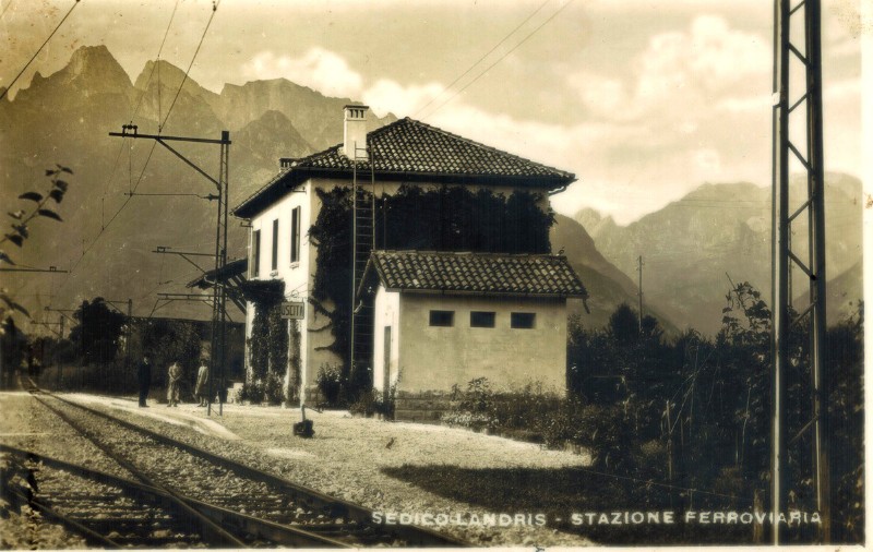 16b) La vecchia stazione di Sedico-Landris della ferrovia che andava in Agordo..jpg