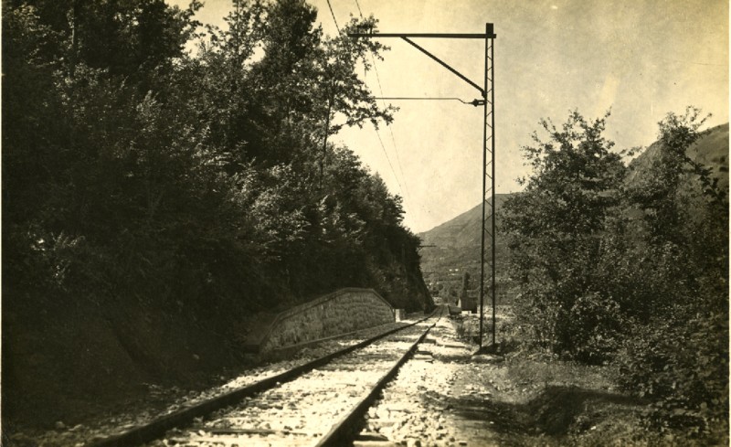 17) Ferrovia Bribano - Agordo. Trincea accogliente i binari in località Roe di Sedico..jpg