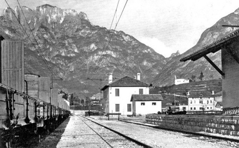 17c) Dopo la fermata di ROE (Km 6.7 – 365 m.s.l.m.), la ferrovia si avvicinava alle falde del monte Peron, di seguito si giungeva alla ben più grande stazione di MAS-SOSPIROLO (Km 8 – )..jpg