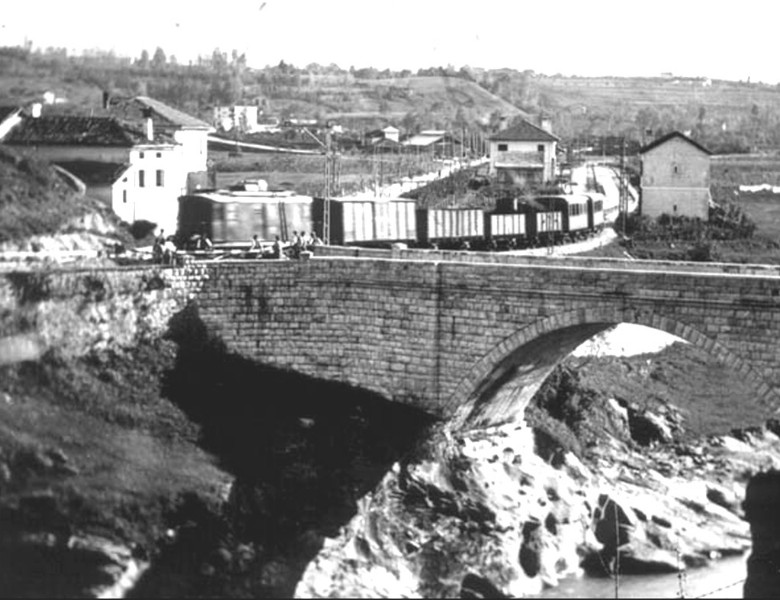 18) -Ponte MAS Il materiale rotabile consisteva in  6 carrozze viaggiatori a due assi e terrazzini di 1 e 3 classe. 26 carri merci a sponde alte per i carichi..jpg