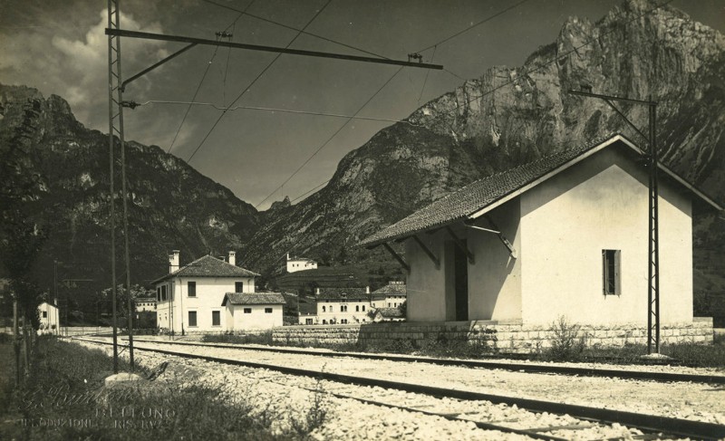 18a) Ferrovia Bribano - Agordo. Stazione al  Mas di Sedico.jpg