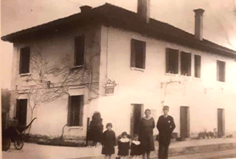 18c) La stazione di MAS-PERON con il capostazione e la sua famiglia nel 1932..jpg