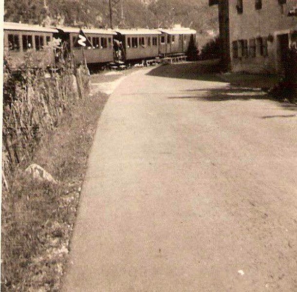 18e) Ferrovia Bribano-Agordo fuori dal Peron direzione Agordo..jpg