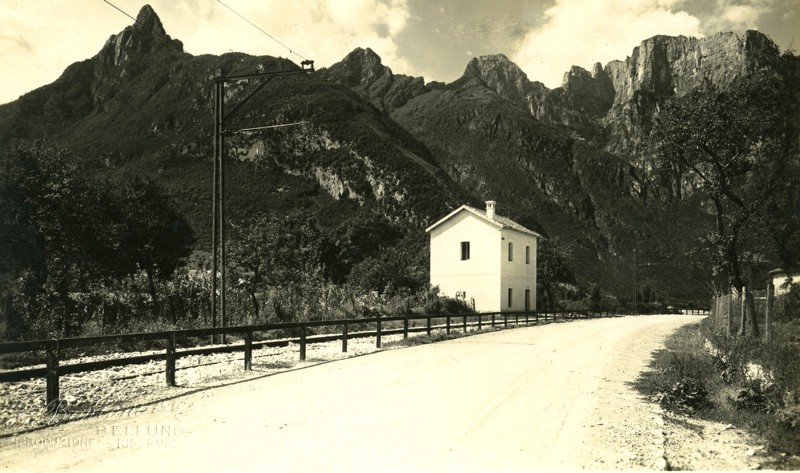 18g) Ferrovia Bribano - Agordo. Casello ferroviario e fermata in località Perón.jpg