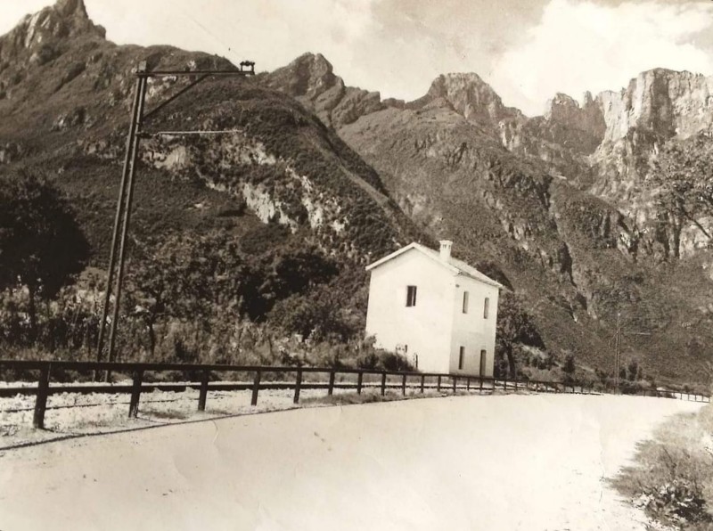 18h)-Una fermata in località PERON (3g8 m.s.l.m.), sullo sfondo il roccioso gruppo dolomitico costituito dal monte Peron e dal Vedana.jpg