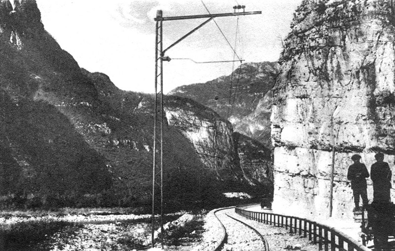 19) La ferrovia lungo la strada provinciale, appena a destra la storica locanda della Stanga, più in avanti si scorge la stazioncina omonima (Km 14.8 – 438 m.s.l.m.)..jpg