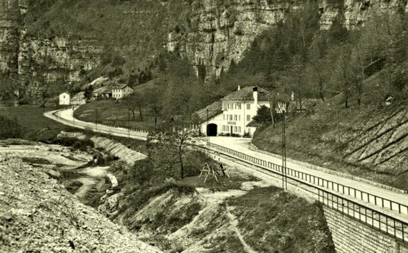 20) Alla STANGA, lungo la strada Belluno-Agordo, con le mitiche sorelle che tenevano una famosa trattoria, specializzate in griglia e 2 cani s. Bernardo (Km 14.8 – 438 msm).jpg