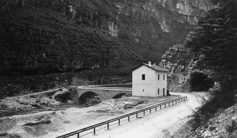 23) - 1925 SEDICO (BL) Ferrovia BRIBANO-AGORDO Galleria MUDA, destinata ad esclusivo uso della ferrovia, la strada rotabile passava sulla ds del Cordevole..jpg