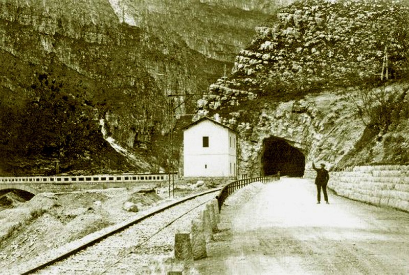 24b) Imbocco sud della 1° galleria dei CASTEI, località Tornér, con il ponte in muratura della provinciale; il casello che si scorge nella foto è posto ai piedi della -tagliata del sasso-001.jpg