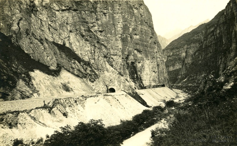 24c) Ferrovia Bribano - Agordo. Ingresso della galleria sulla riva sinistra del Cordevole tra i Castei e Torner..jpg