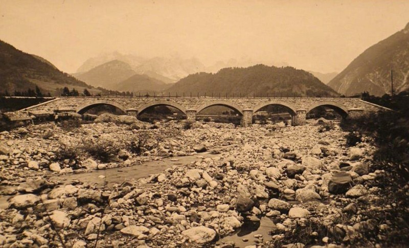 27a) Ferrovia Bribano - Agordo. Ponte sul torrente Rova in prossimità dell'abitato di Agordo..jpg