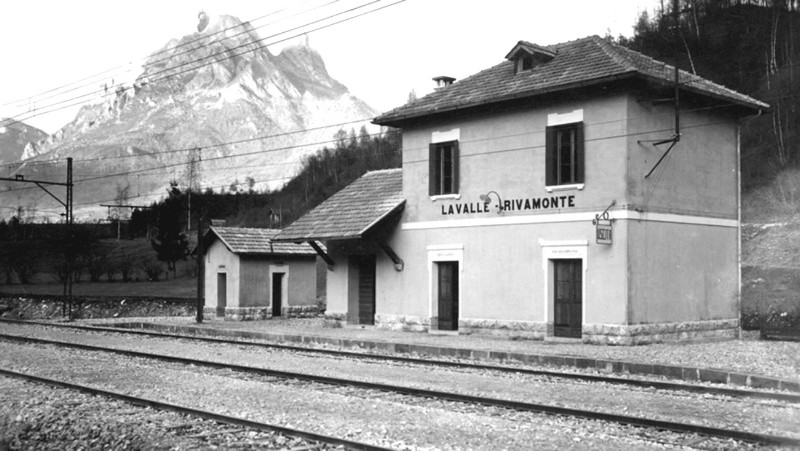 28a) -La stazione di “Miniere” di LA VALLE-RIVAMONTE (Km. 25.5 – 543 m.s.l.m.), posta di fronte allo sbocco nel Cordevole della VAL IMPERINA nella quale sono situate le miniere..jpg