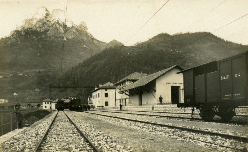 28c) - Dopo un lungo viadotto sul torrente Rova e un breve terrapieno in trincea, si raggiunge l’abitato di AGORDO (611 m.s.l.m.) e l’omonima stazione con le montagne della conca agordina..jpg