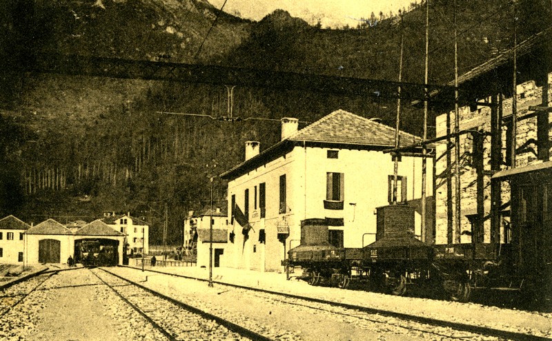 28d) Ferrovia agordina - Stazione di Agordo (m. 611).jpg