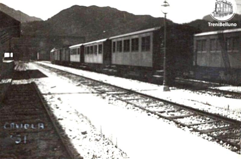 33Una piccola foto dell'estate 1931 ci offre una vista inedita all'interno della stazione ferroviaria di Agordo. Sulla destra una tipica carrozza a due assi e terrazzini in sosta con le tendine abbassate.jpg