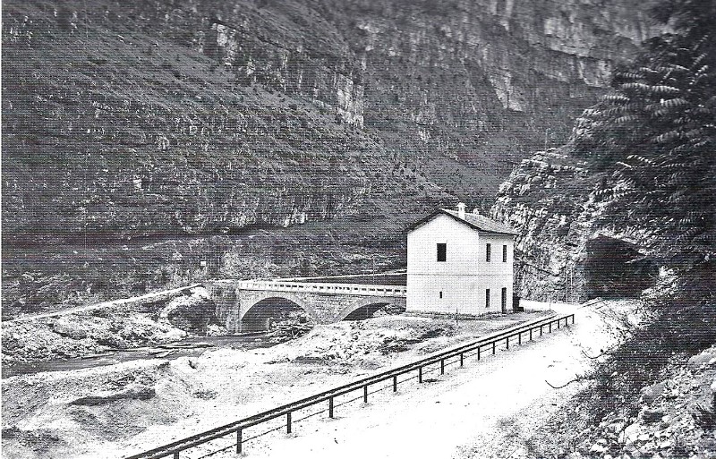 17 Casello presso l'imbocco della prima galleria ai Castei in località Tornèr.jpg