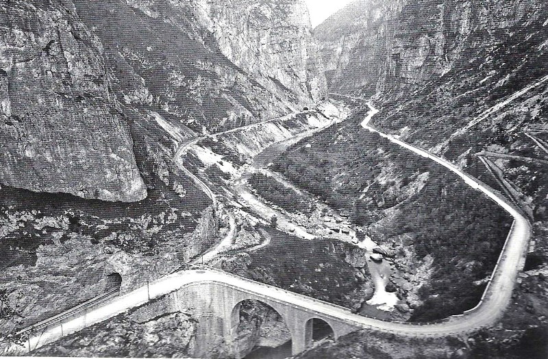 22 La gola dei Castei vista dal sito dell'antico castello luogo ove in seguito sorse il Forte di San Martino.jpg