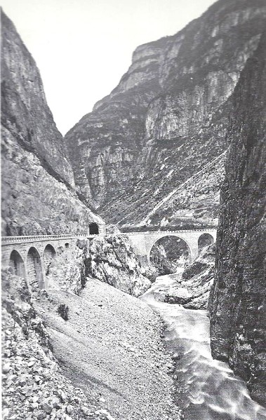 23 Galleria di sbocco della ferrovia dalla gola dei Castei alla Tagliata di San Martino col fiume Cordevole.jpg