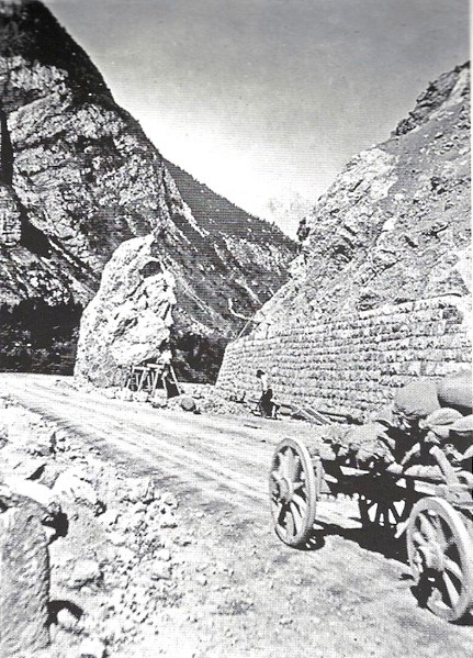 25 Lavori di costruzione della ferrovia a monte della gola dei Castei.jpg