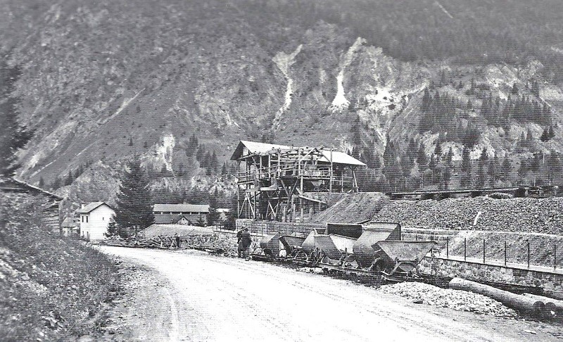 27 Scalo ferroviario per il carico della pirite trasportata con la teleferica dalla miniera Val Imperina.jpg