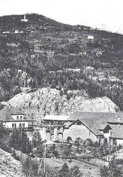 30 Stabilimenti della miniera di Val Imperina i forni fusori e la villa del Direttore in alto la chiesa di Rivamonte Agordino.jpg