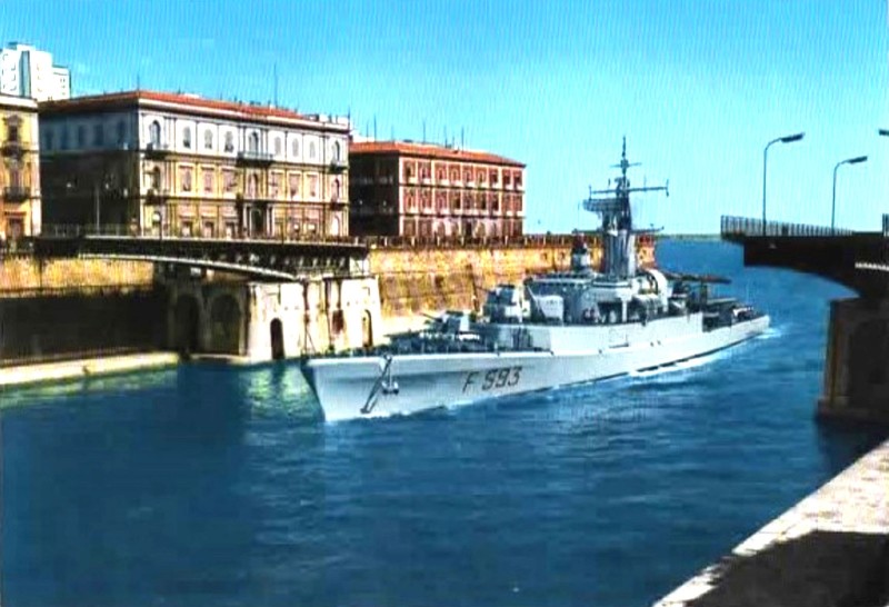 100) Taranto - Nave Bergamini al passaggio del canale navigabile.jpg