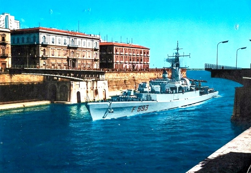 107) Nave Bergamini sul ponte girevole di Taranto.jpg