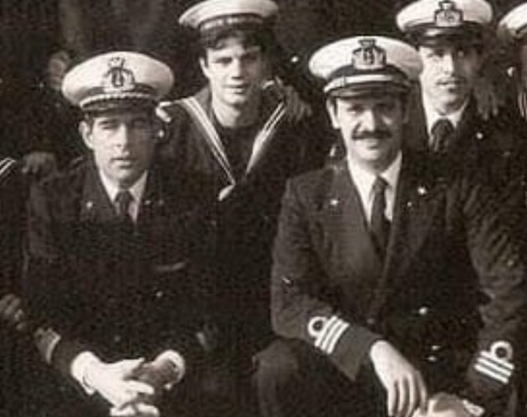 158) Nave Bergamini anni '80, accanto al comandante Mancinelli , è il tenente di vascello Del vento..jpg