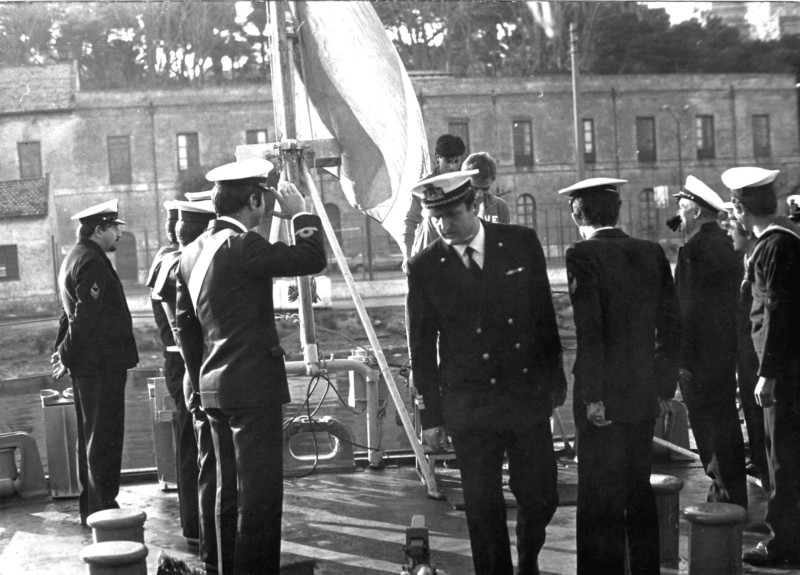 166) Nave Bergamini a Taranto saluta il comandante che sale a bordo..jpg