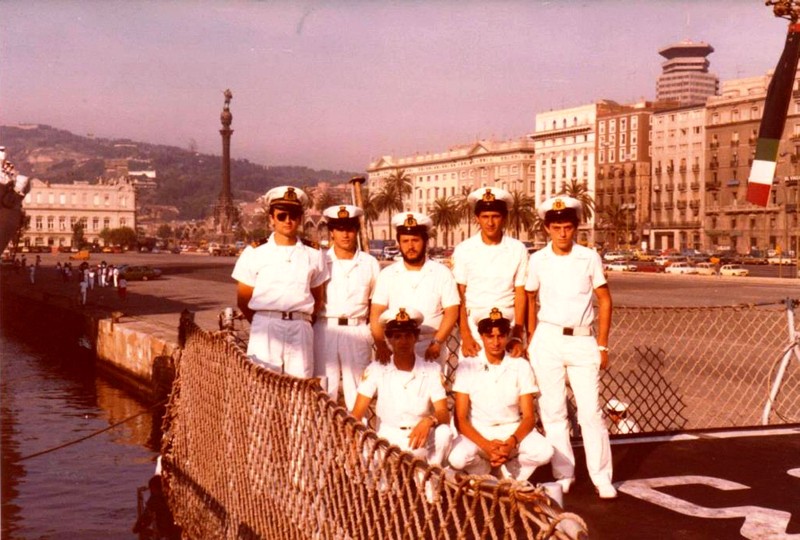 175) Una piccola parte di elicotteristi a bordo di nave Bergamini, a Barcellona. Anno 1980..jpg