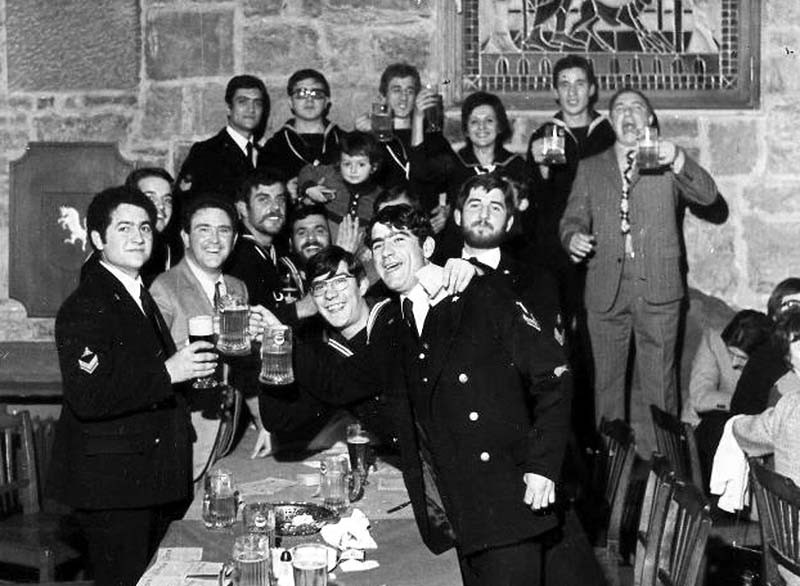 14b) Bergamini a Trieste  '72, equipaggio in festa.jpg