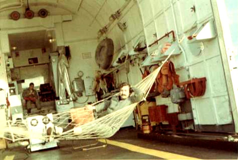 58) Hangar di nave Bergamini con elicotteristi in siesta.jpg