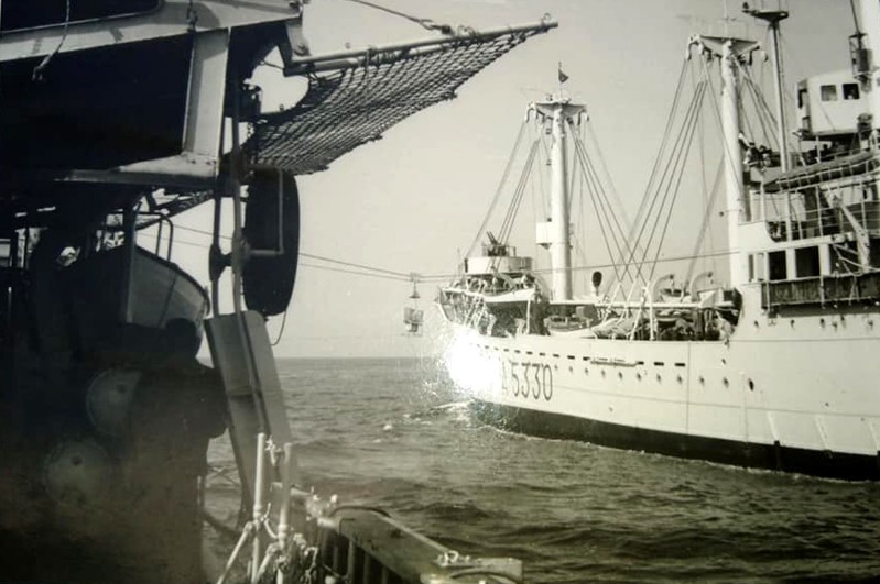 65) Nave Bergamini in fase di rifornimento con nave Vesuvio.jpg