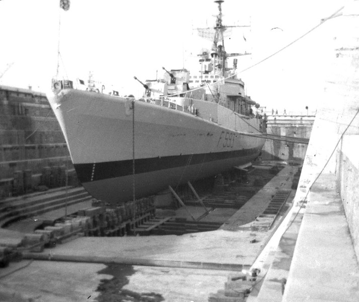 81) nave Bergamini, bacino di carenaggio, Taranto 1972.jpg